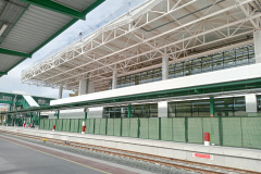 Edificio de la nueva estación de Murcia del Carmen visto desde las vías provisionales en superficie. 02/2024. Foto ASAFAL.
